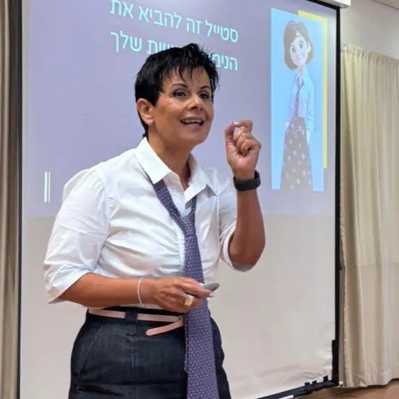 תמי צדוק מרצה בסדנת תדמית אישית